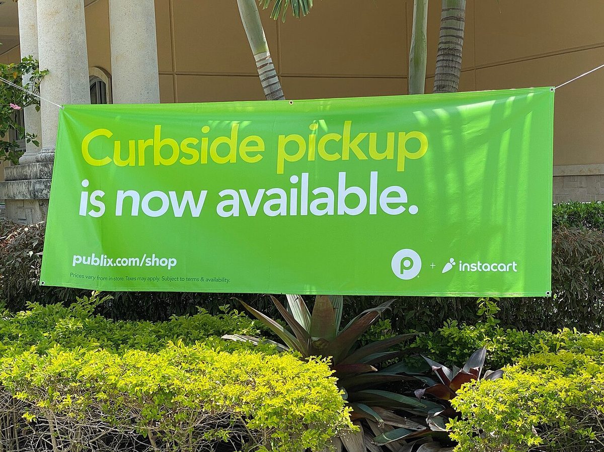 웨스트 마이애미의 한 매장 밖에 걸린 Publix와 Instacart 현수막. 이제 커브사이드 픽업이 가능하다(Curbside pickup is now available)고 적혀 있어요